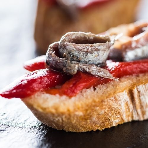 Weißbrot mit Tomate und Sardelle